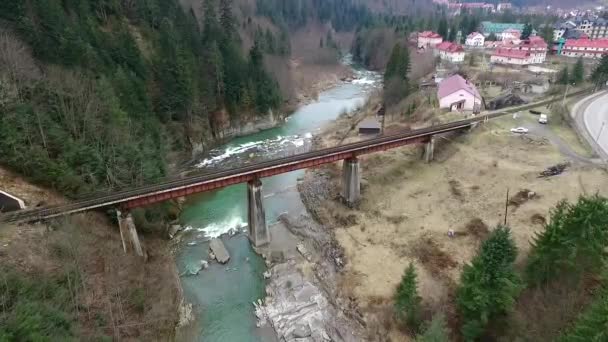 Hermoso paisaje de puente sobre el río de montaña — Vídeo de stock