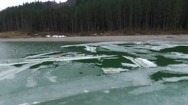Hermoso lago de montaña con témpanos — Vídeo de stock
