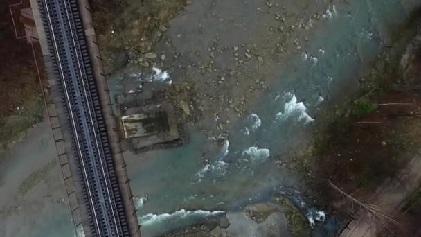 Ponte ferroviária sobre rio de montanha — Vídeo de Stock
