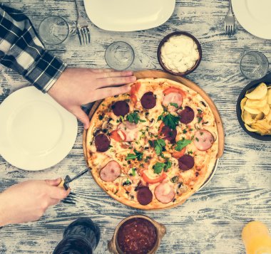 Pizza masada kesme eller