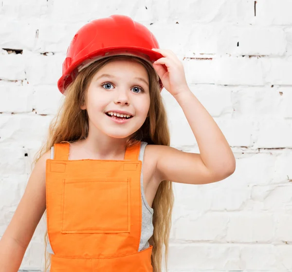 Улыбающаяся маленькая девочка в красном шлеме — стоковое фото