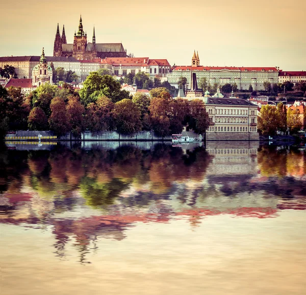 Eski şehir ve Prag Kalesi'ne görüntülemek — Stok fotoğraf