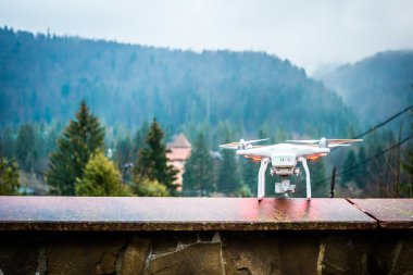 kamera ve dağ manzarası ile beyaz quadrocopter