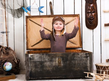 komik küçük kız pilot eski göğüs