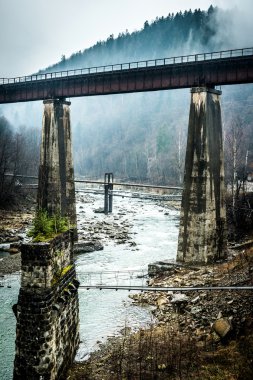 güzel dağ manzarası ile göl ve köprüler