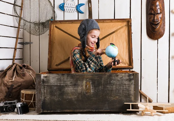Pequeña chica-piloto en globo de observación de pecho de madera —  Fotos de Stock