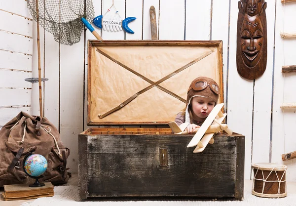 Niña en el pecho con plano de madera en las manos — Foto de Stock