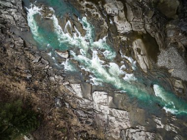 Turkuaz nehir suyu dağlarda