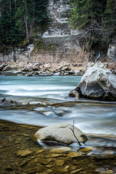 Schöne Landschaft mit Fluss — Stockfoto