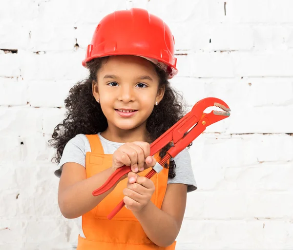 Leende liten flicka-arbetare med tång i händer — Stockfoto