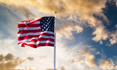 Amerikan bayrağı dalgalanıyor
