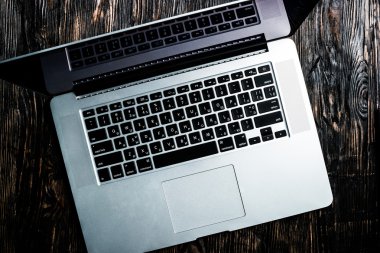 tablo üzerinde gri Not defterini açın
