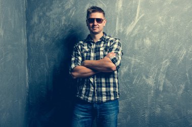 adam kollarını ile poz katlanmış