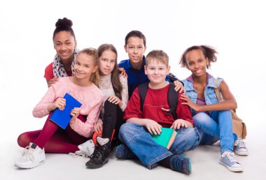 Katta oturan okul grubu