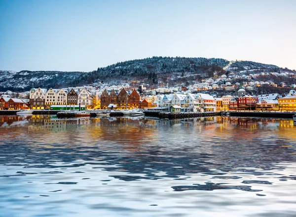 Berühmte bryggen straße in norwegen — Stockfoto