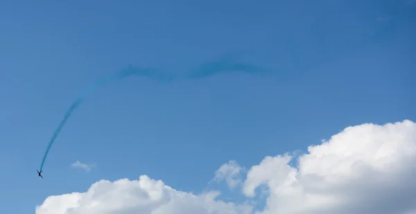 Samolot z kolorowy ślad w niebo — Zdjęcie stockowe