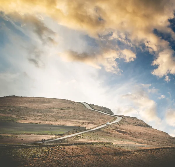 Bellissimo paesaggio con strada di montagna — Foto Stock