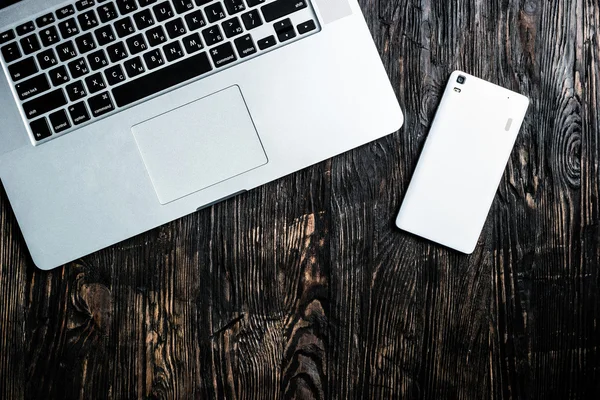 gri açık defter ve masada beyaz smartphone