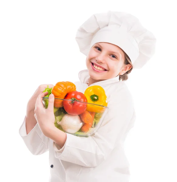 Kleine meisje-kok met kom van groenten op schouder — Stockfoto