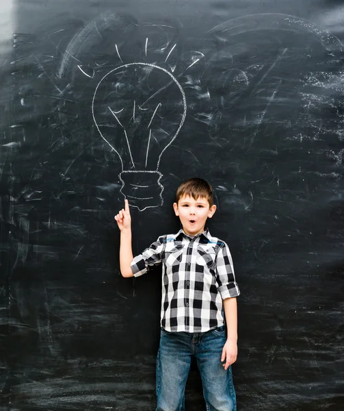 Lindo niño con el dedo arriba tener una idea — Foto de Stock