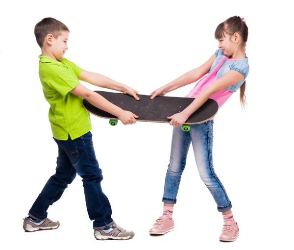 Junge und Mädchen ziehen Schlittschuh auf Seiten — Stockfoto