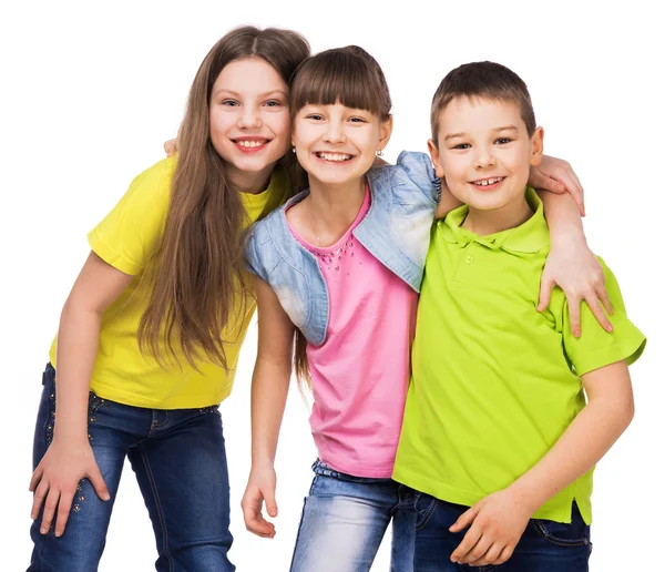 Drei glückliche Kinder, die sich umarmen — Stockfoto