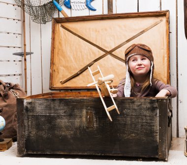 elinde ahşap uçak ile göğüs küçük kız