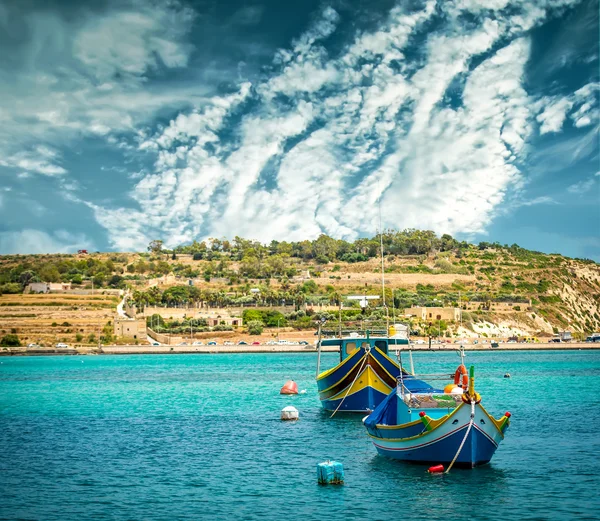 Fiskebåtar nära byn av Marsaxlokk — Stockfoto