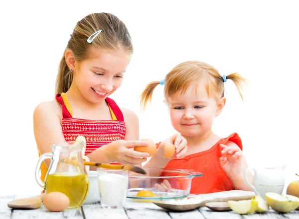 Hermanas cocinando en blanco — Foto de Stock