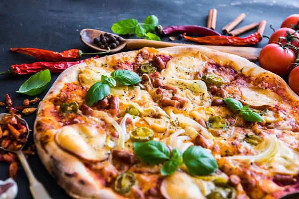 Leckere Pizza auf dem Tisch — Stockfoto