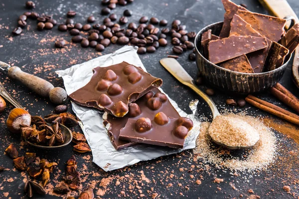 Cioccolato con noci e spezie su un tavolo — Foto Stock