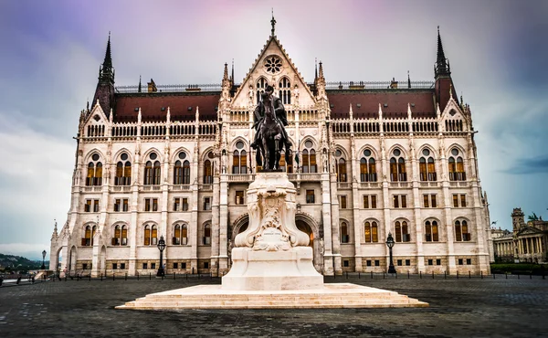 Estatua del conde Gyula Andrassy y el edificio del Parlamento húngaro — Foto de Stock