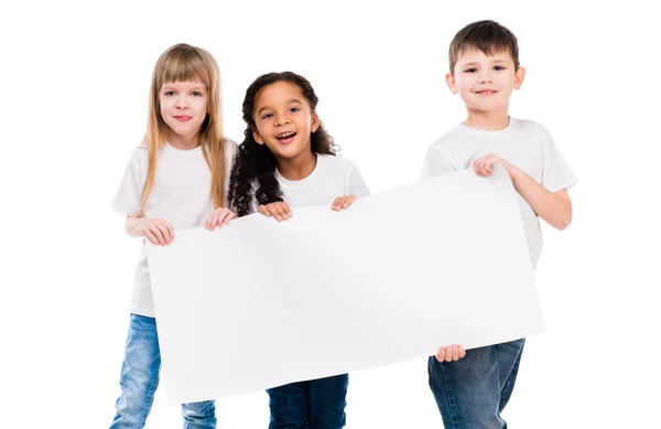 Μικρή χαριτωμένο αγόρι και κορίτσι που κρατά ένα φύλλο κενό χαρτί — Φωτογραφία Αρχείου