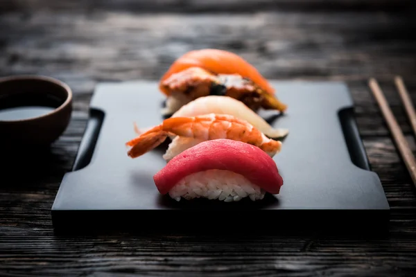 Ensemble de sushis sashimi avec baguettes et soja — Photo