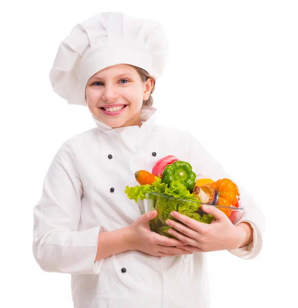 Kleine meisje-kok met kom van groenten op schouder — Stockfoto