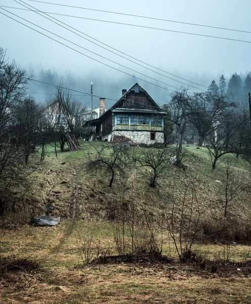 Дом на холме в Карпатах — стоковое фото