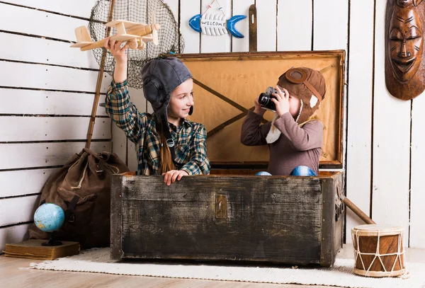 Hermanas jugando con avión de madera — Foto de Stock