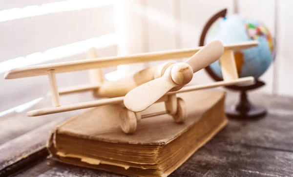 Prachtige handgemaakte houten speelgoed-vliegtuig — Stockfoto