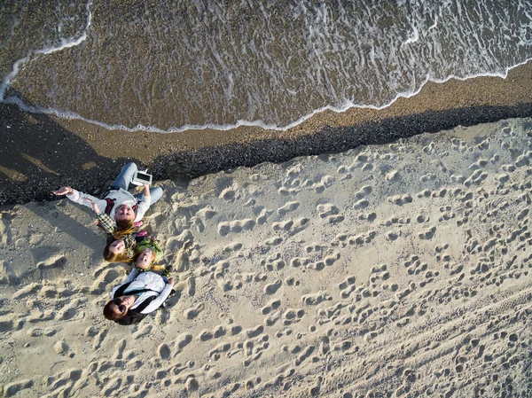 Szczęśliwa rodzina spacerująca po plaży — Zdjęcie stockowe