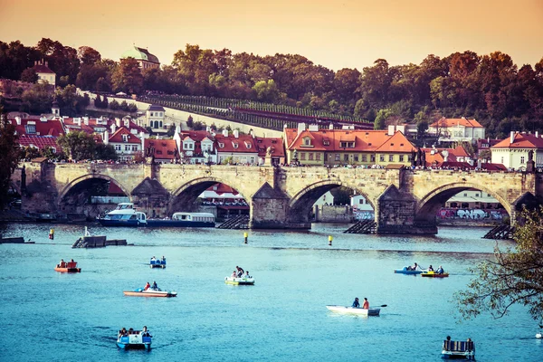 Карлов мост и другие достопримечательности Праги — стоковое фото