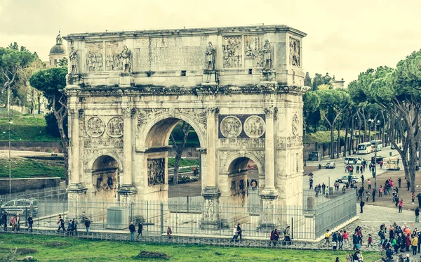 Coliseum yakınındaki zafer takı — Stok fotoğraf