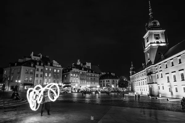 Vuurshow in avond op een vierkante Warschau — Stockfoto
