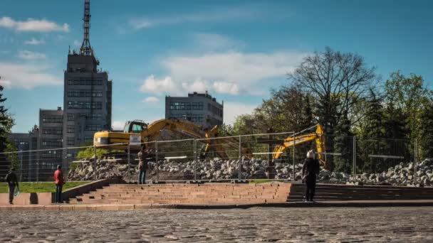 Demontáž podstavce pomník Lenina na náměstí Freedon v Charkově — Stock video