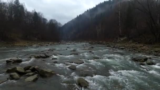 Gebirgsfluss läuft über Klippen — Stockvideo