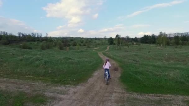 Küçük kız bisiklet ile ülke yolda gidiyor — Stok video