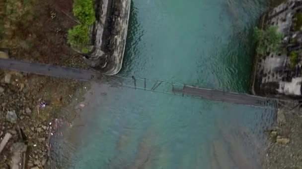 Разрушенный подвесной мост через реку в Карпатах — стоковое видео