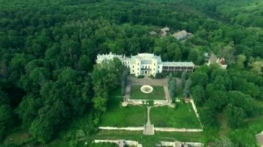 Beyaz Kuğu'nun Sarayı ve Sharivka Parkı, Kharkiv bölgesi bahçede güzel manzara