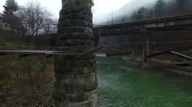 nehir kenarında tahrip asma köprü üzerinden yayılan