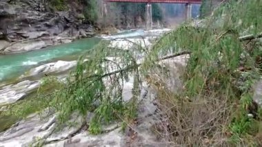 uçurumlar çalışan dağ dere