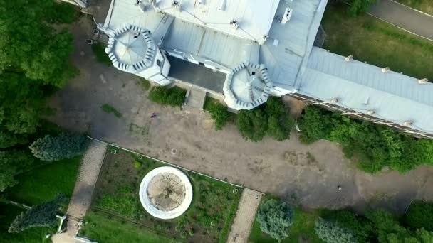 Прекрасний вид на палац Білий лебідь і дворі в Sharivka парку, Харківської області — стокове відео